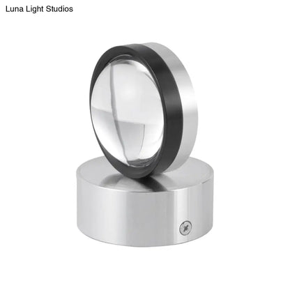 Lámpara de pared redonda contemporánea DecorBites™: Luz LED de metal y cristal para comedor, acabado plateado, iluminación cálida/blanca.