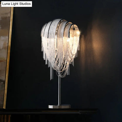 مصباح طاولة جانبي معاصر بسلاسل فضية من الألومنيوم برأسين لغرفة المعيشة