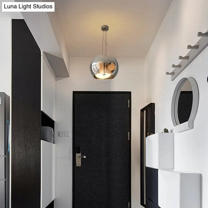 Lámpara de techo colgante contemporánea de cristal gris humo con forma de tambor y tres luces.