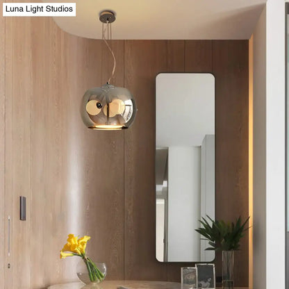 Lámpara de techo colgante contemporánea de cristal gris humo con forma de tambor y tres luces.