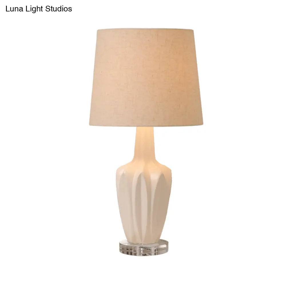 مصباح طاولة ليلية عصري على شكل أسطوانة مدببة باللون الأبيض - مصباح قراءة كتاب بمصباح واحد