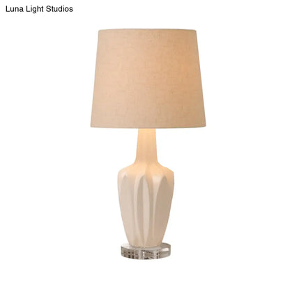 مصباح طاولة ليلية عصري على شكل أسطوانة مدببة باللون الأبيض - مصباح قراءة كتاب بمصباح واحد