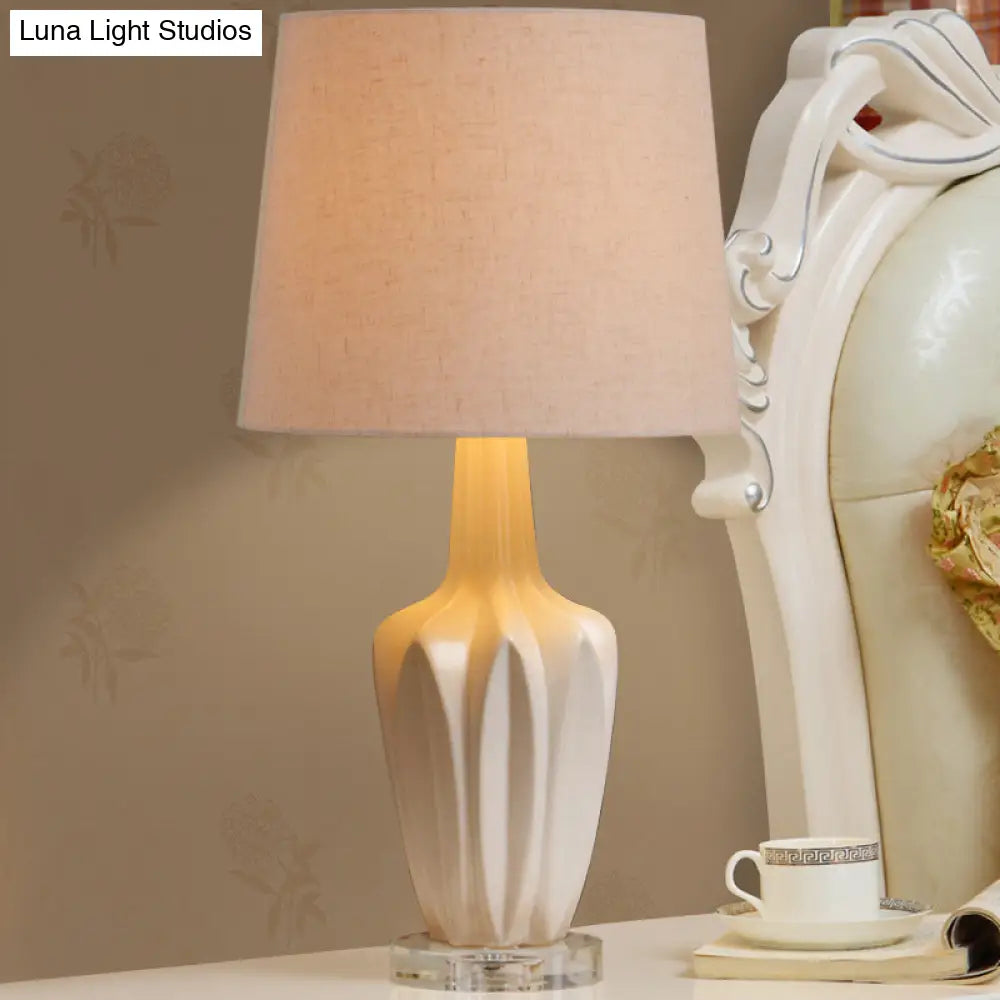 مصباح طاولة ليلية عصري على شكل أسطوانة مدببة باللون الأبيض - مصباح قراءة كتاب بمصباح واحد