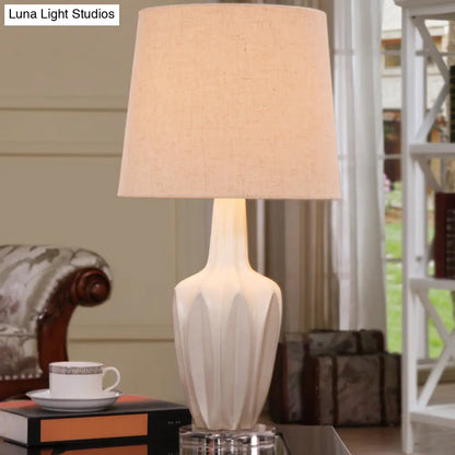 مصباح طاولة ليلية عصري على شكل أسطوانة مدببة باللون الأبيض - مصباح قراءة كتاب بمصباح واحد