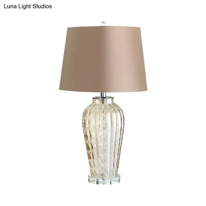 مصباح طاولة عصري على شكل أسطوانة مدببة بقاعدة زجاجية - مصباح طاولة جانبي بضوء واحد