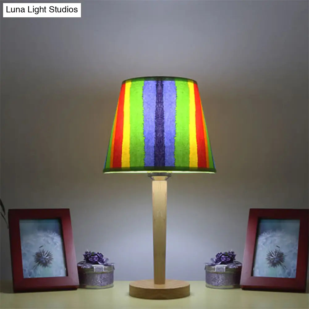 مصباح طاولة عصري مدبب برأس واحد - لمسة نهائية من الخشب الفاتح لمكتب غرفة الدراسة