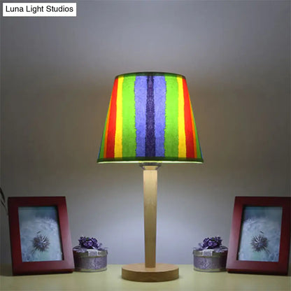 مصباح طاولة عصري مدبب برأس واحد - لمسة نهائية من الخشب الفاتح لمكتب غرفة الدراسة