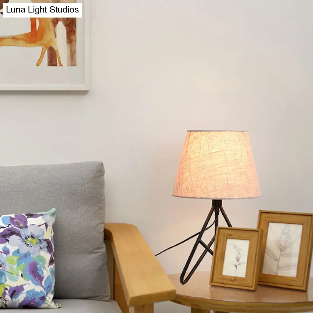 إضاءة معاصرة مدببة للمهام - مصباح قراءة واحد باللونين الأبيض/الأسود بجانب السرير