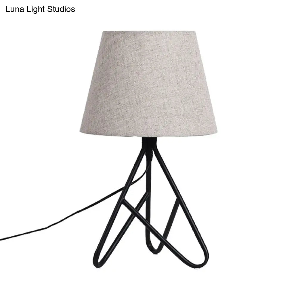 إضاءة معاصرة مدببة للمهام - مصباح قراءة واحد باللونين الأبيض/الأسود بجانب السرير