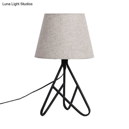 إضاءة معاصرة مدببة للمهام - مصباح قراءة واحد باللونين الأبيض/الأسود بجانب السرير