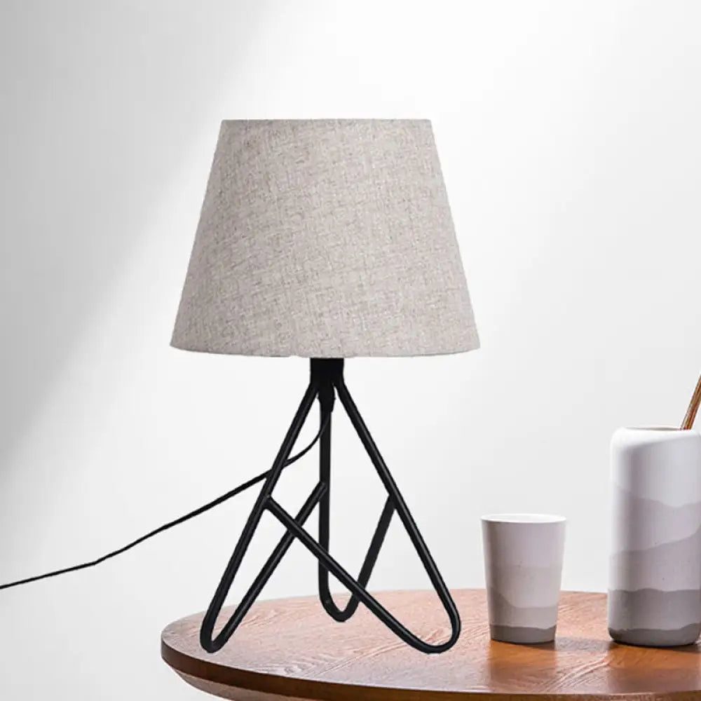 إضاءة معاصرة مدببة للمهام - مصباح قراءة واحد باللونين الأبيض/الأسود بجانب السرير