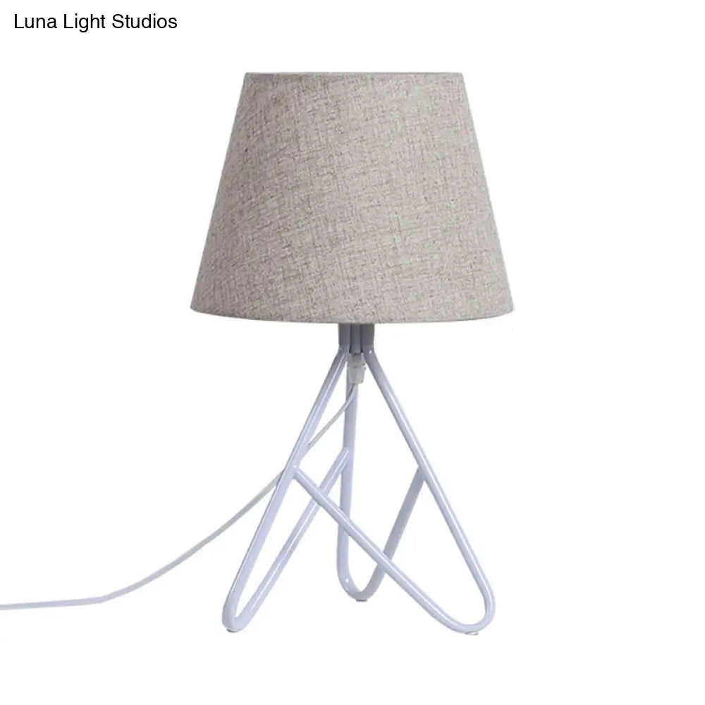 إضاءة معاصرة مدببة للمهام - مصباح قراءة واحد باللونين الأبيض/الأسود بجانب السرير