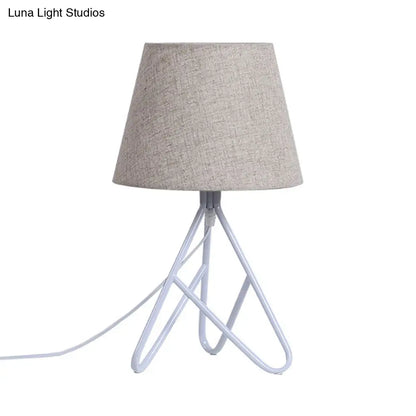 إضاءة معاصرة مدببة للمهام - مصباح قراءة واحد باللونين الأبيض/الأسود بجانب السرير