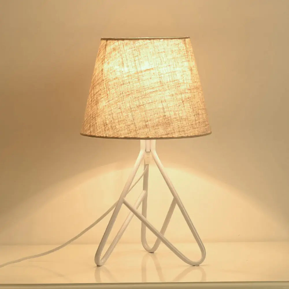 إضاءة معاصرة مدببة للمهام - مصباح قراءة واحد باللونين الأبيض/الأسود بجانب السرير