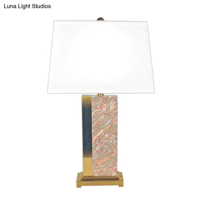 مصباح طاولة معاصر من القماش على شكل شبه منحرف - مصباح ليلي أبيض بمصباح واحد وقاعدة من الرخام الأحمر