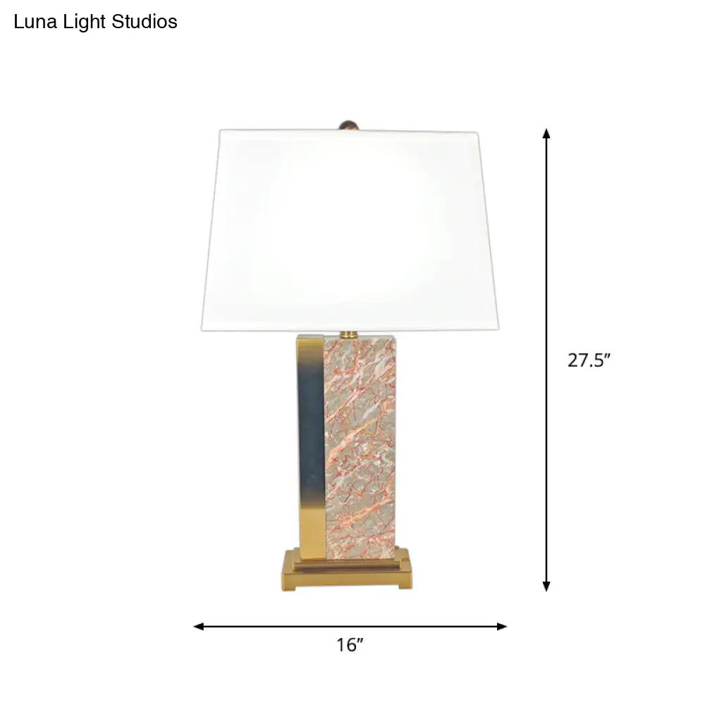 مصباح طاولة معاصر من القماش على شكل شبه منحرف - مصباح ليلي أبيض بمصباح واحد وقاعدة من الرخام الأحمر