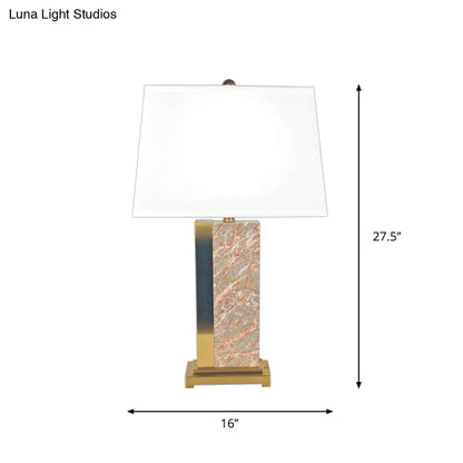 مصباح طاولة معاصر من القماش على شكل شبه منحرف - مصباح ليلي أبيض بمصباح واحد وقاعدة من الرخام الأحمر