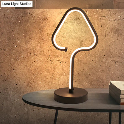 مصباح طاولة ليلية LED مثلث الشكل، إضاءة عمل أكريليك بقاعدة دائرية معدنية - ضوء دافئ/أبيض