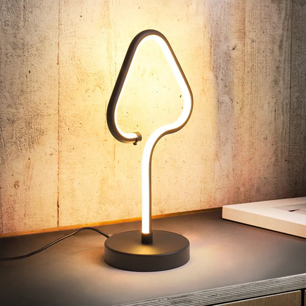 مصباح طاولة ليلية LED مثلث الشكل، إضاءة عمل أكريليك بقاعدة دائرية معدنية - ضوء دافئ/أبيض