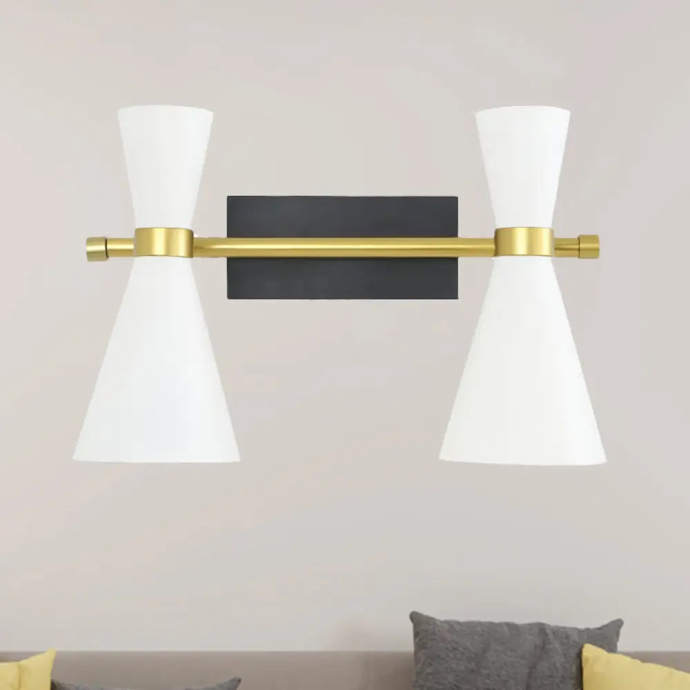 Aplique de pared DecorBites™ de estilo contemporáneo con forma de trompeta, en negro/blanco/dorado, con brazo ajustable y de 1 a 3 luces.