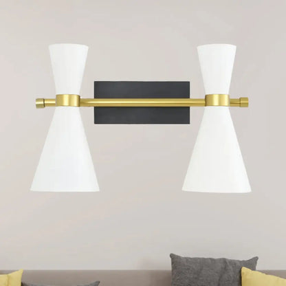 Aplique de pared DecorBites™ de estilo contemporáneo con forma de trompeta, en negro/blanco/dorado, con brazo ajustable y de 1 a 3 luces.