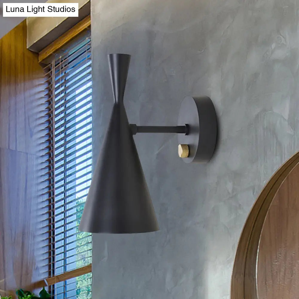 Aplique de pared DecorBites™ de estilo contemporáneo con forma de trompeta, en negro/blanco/dorado, con brazo ajustable y de 1 a 3 luces.