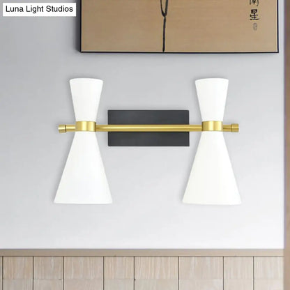 Aplique de pared DecorBites™ de estilo contemporáneo con forma de trompeta, en negro/blanco/dorado, con brazo ajustable y de 1 a 3 luces.