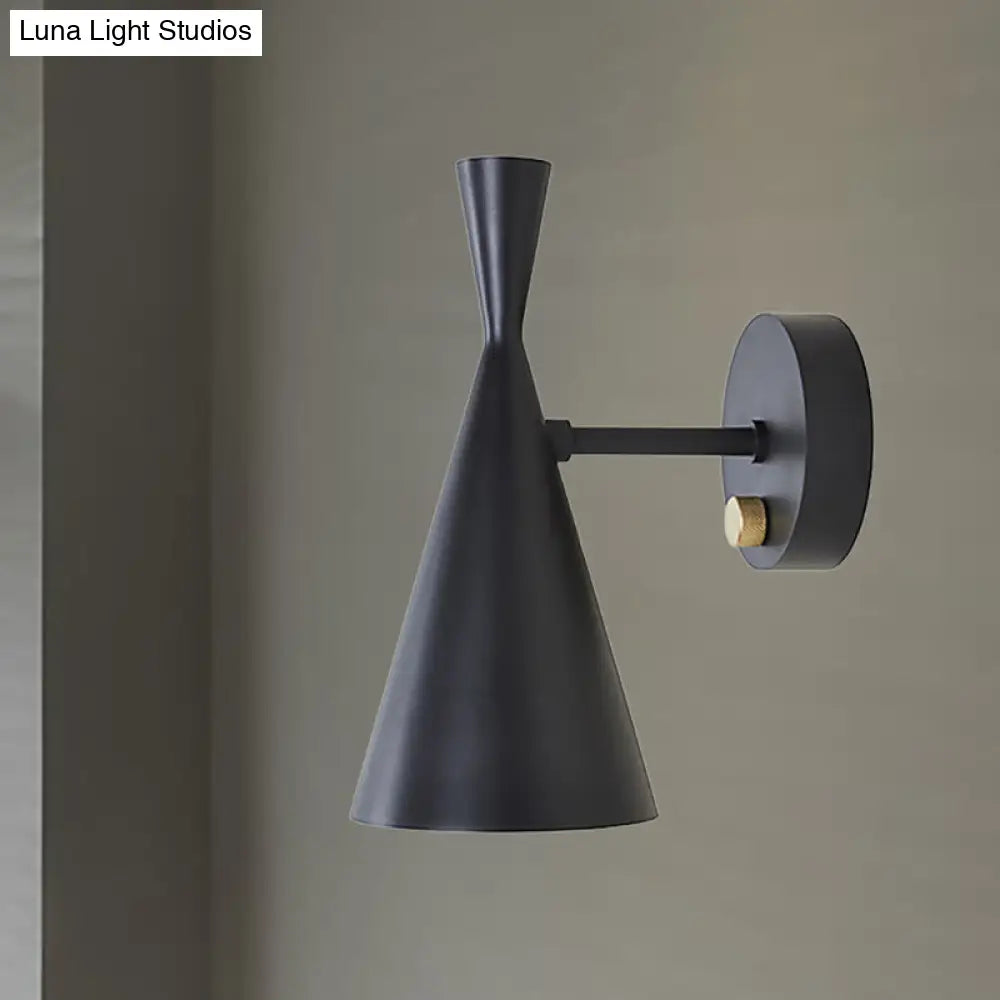 Aplique de pared DecorBites™ de estilo contemporáneo con forma de trompeta, en negro/blanco/dorado, con brazo ajustable y de 1 a 3 luces.