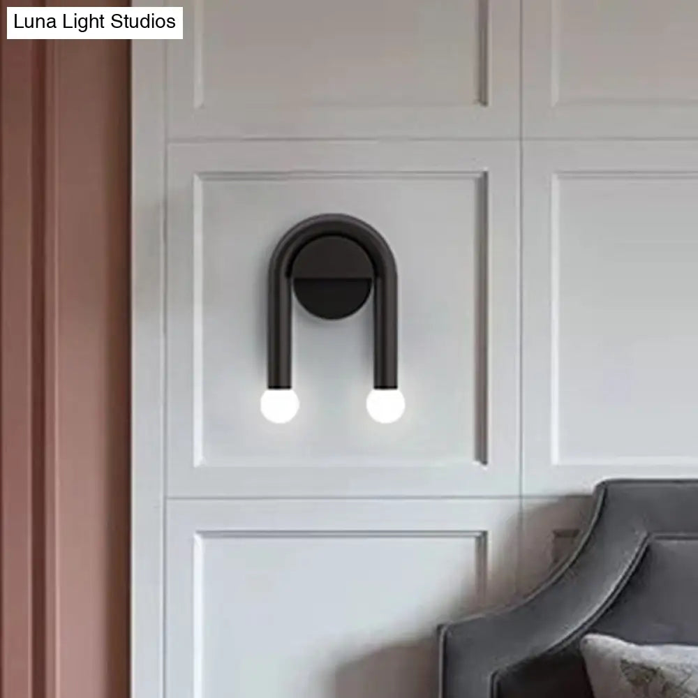 Aplique de pared DecorBites™ contemporáneo en forma de U de 2 luces, color negro, con pantalla de cristal opalino