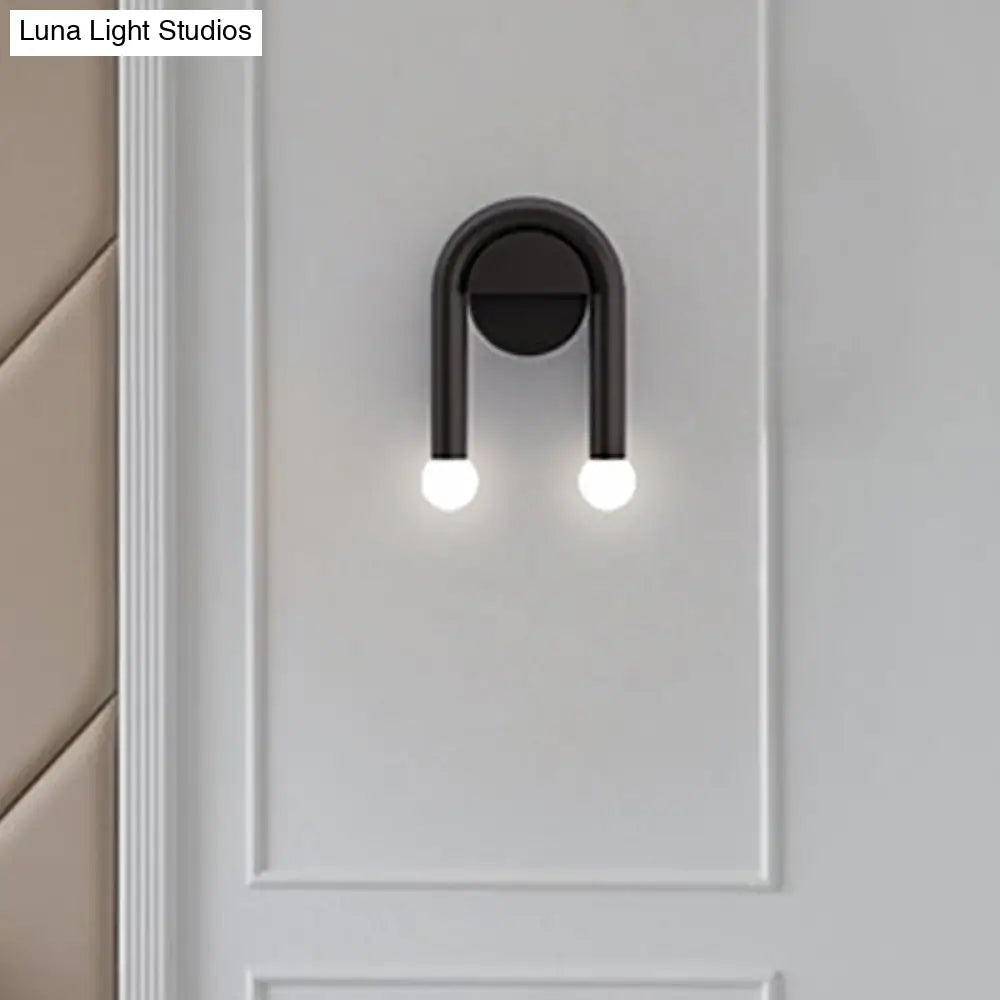 Aplique de pared DecorBites™ contemporáneo en forma de U de 2 luces, color negro, con pantalla de cristal opalino