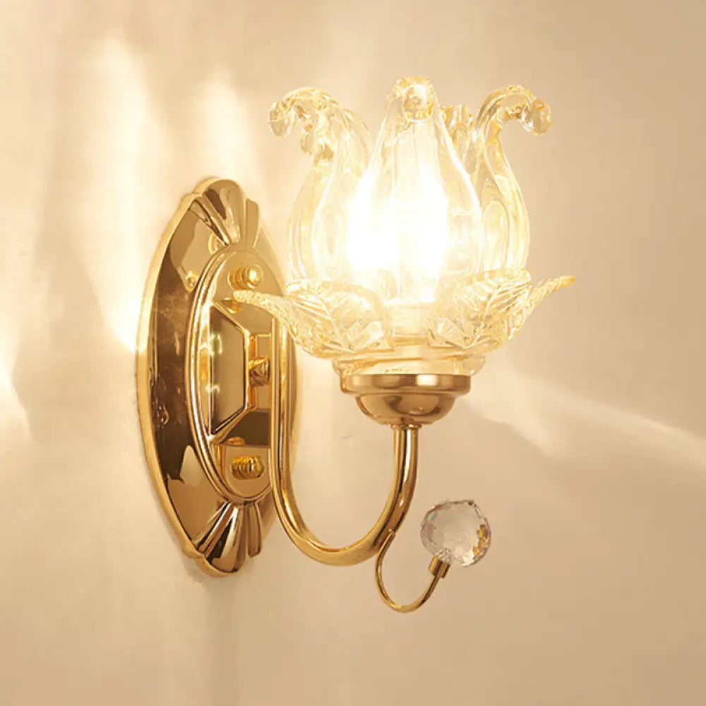 مصباح حائط عصري بلمسة نهائية ذهبية معدنية وغطاء زجاجي هندسي