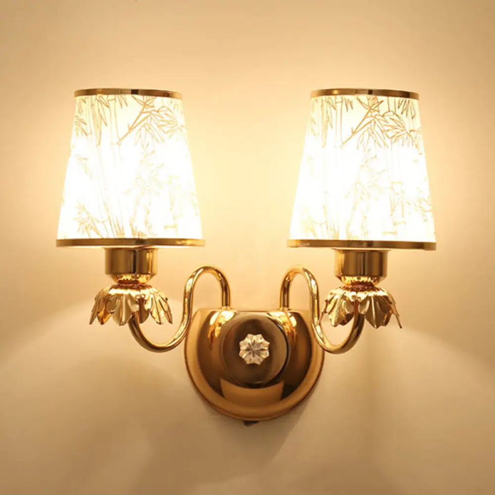 مصباح حائط عصري بلمسة نهائية ذهبية معدنية وغطاء زجاجي هندسي