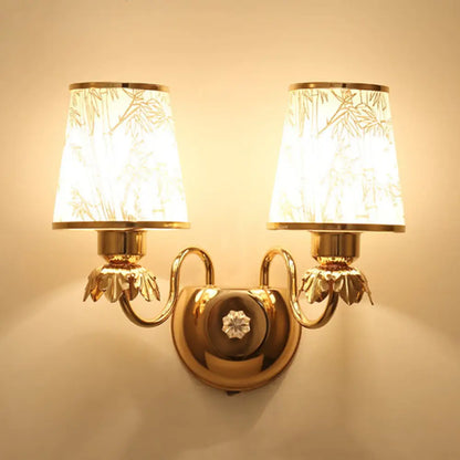 مصباح حائط عصري بلمسة نهائية ذهبية معدنية وغطاء زجاجي هندسي