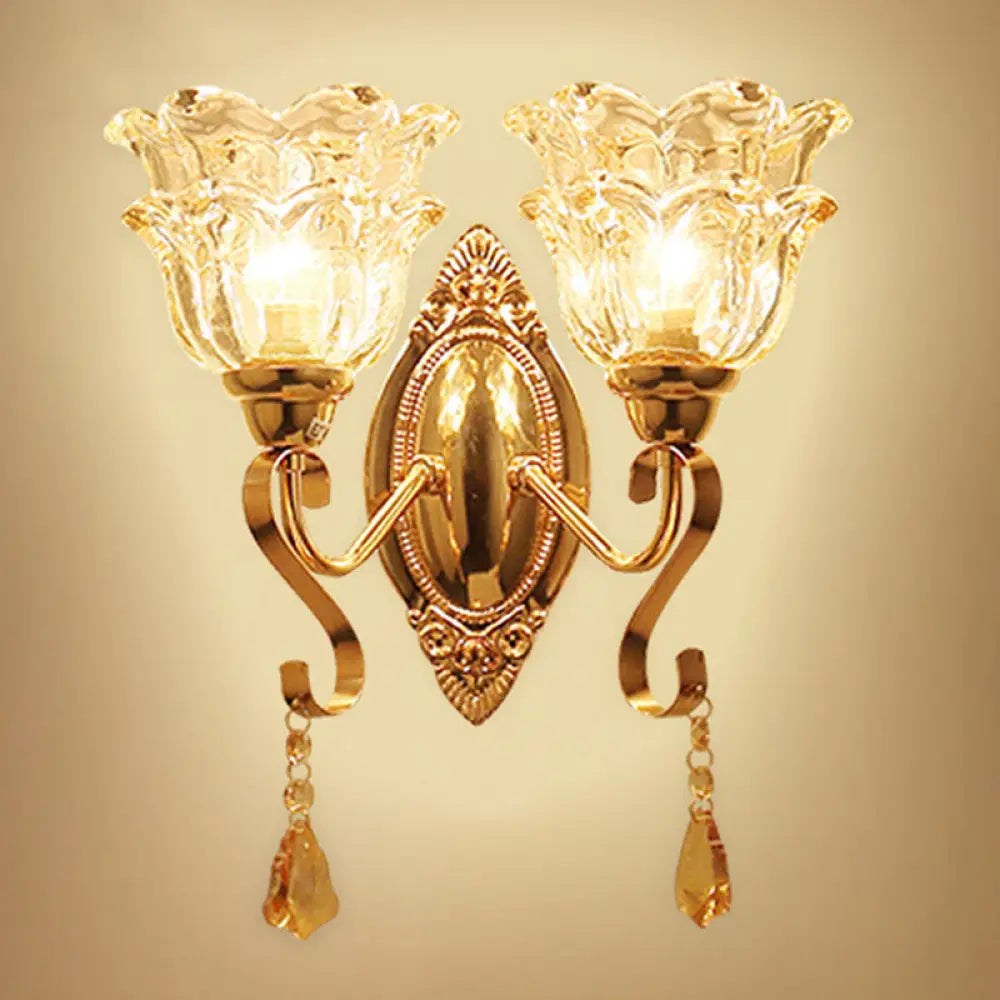 مصباح حائط عصري بلمسة نهائية ذهبية معدنية وغطاء زجاجي هندسي