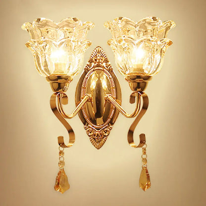 مصباح حائط عصري بلمسة نهائية ذهبية معدنية وغطاء زجاجي هندسي