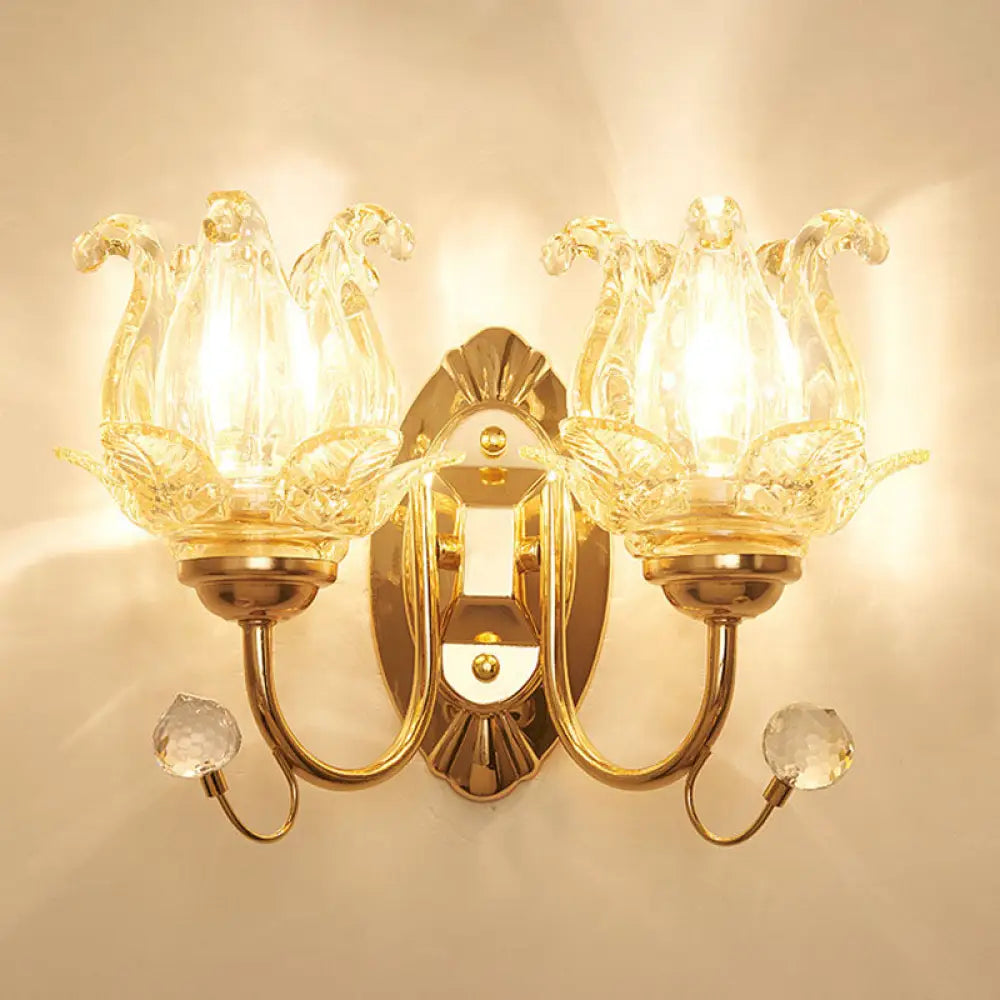 مصباح حائط عصري بلمسة نهائية ذهبية معدنية وغطاء زجاجي هندسي