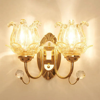 مصباح حائط عصري بلمسة نهائية ذهبية معدنية وغطاء زجاجي هندسي