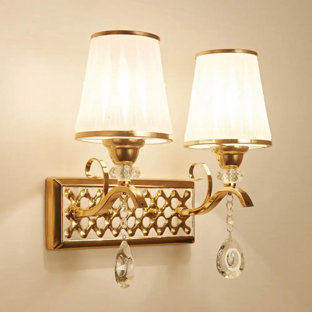 مصباح حائط عصري بلمسة نهائية ذهبية معدنية وغطاء زجاجي هندسي