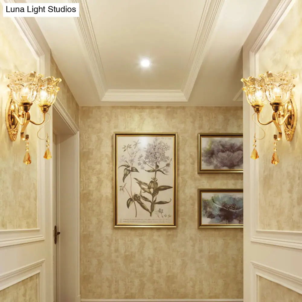 مصباح حائط عصري بلمسة نهائية ذهبية معدنية وغطاء زجاجي هندسي