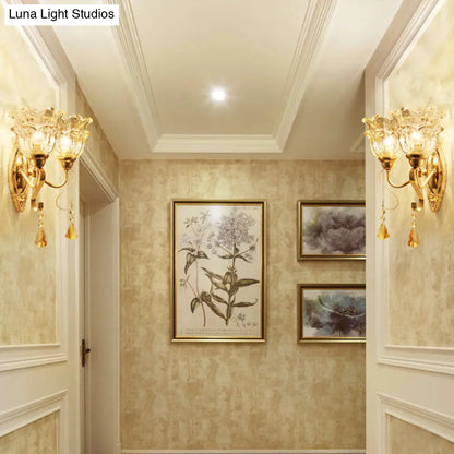 مصباح حائط عصري بلمسة نهائية ذهبية معدنية وغطاء زجاجي هندسي