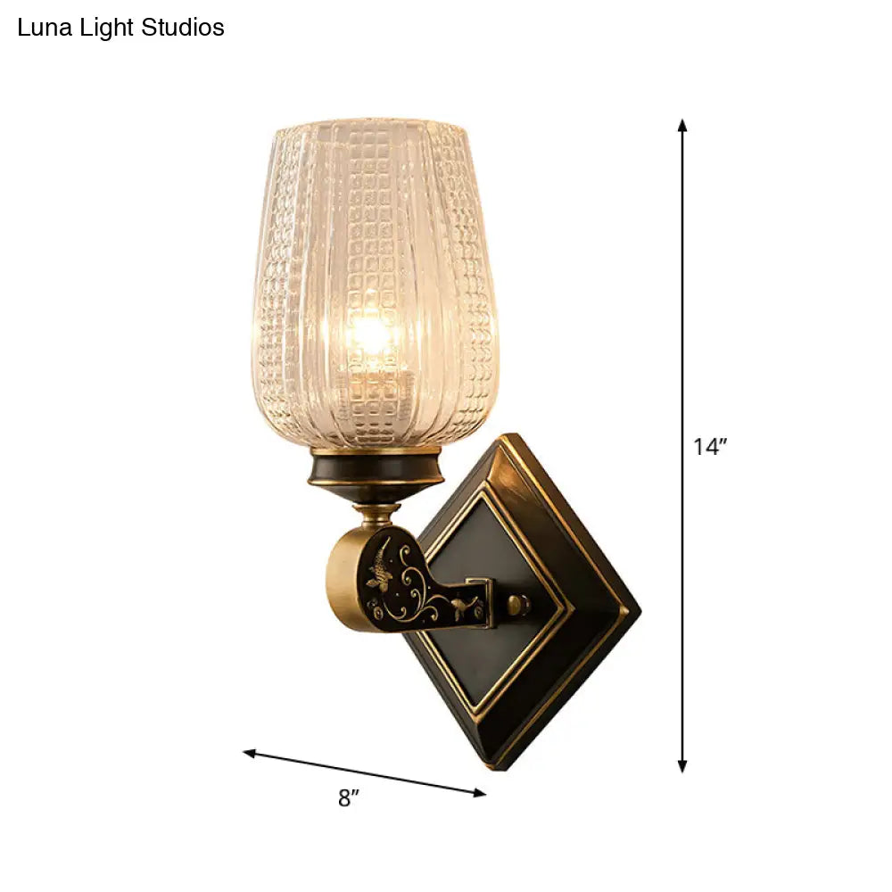 Aplique de pared contemporáneo DecorBites™ con cristal texturizado transparente y acabado en latón.