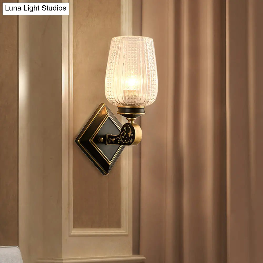 Aplique de pared contemporáneo DecorBites™ con cristal texturizado transparente y acabado en latón.