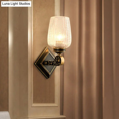 Aplique de pared contemporáneo DecorBites™ con cristal texturizado transparente y acabado en latón.