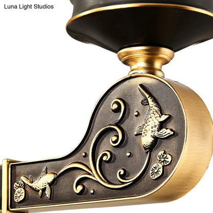 Aplique de pared contemporáneo DecorBites™ con cristal texturizado transparente y acabado en latón.