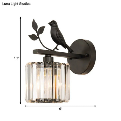Aplique de pared contemporáneo DecorBites™ con cilindro de cristal K9, detalle de pájaro y acabado negro/dorado.