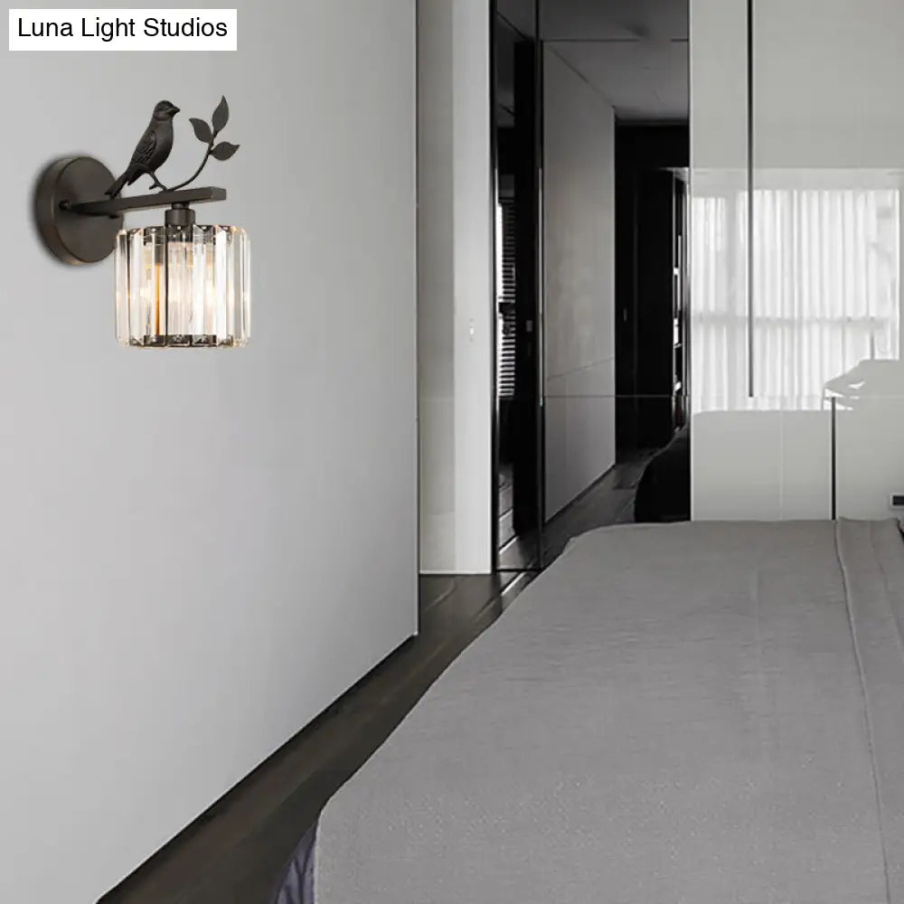 Aplique de pared contemporáneo DecorBites™ con cilindro de cristal K9, detalle de pájaro y acabado negro/dorado.