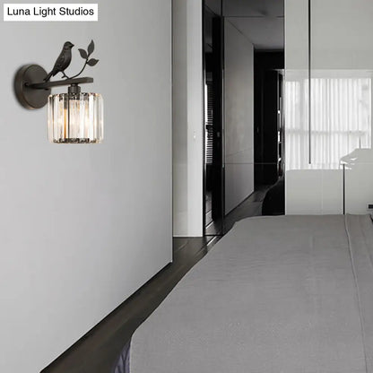 Aplique de pared contemporáneo DecorBites™ con cilindro de cristal K9, detalle de pájaro y acabado negro/dorado.