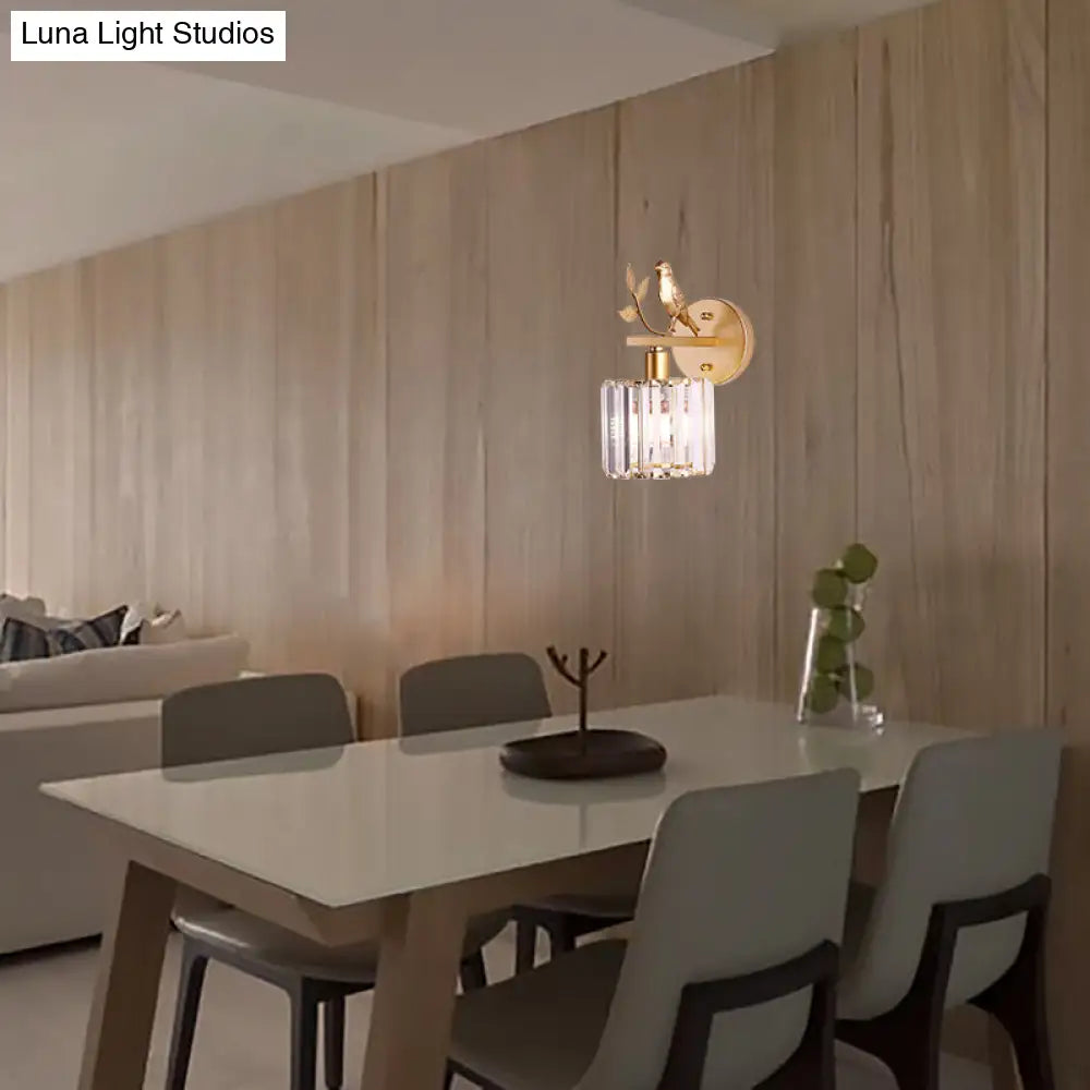 Aplique de pared contemporáneo DecorBites™ con cilindro de cristal K9, detalle de pájaro y acabado negro/dorado.