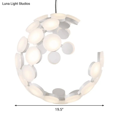 Lámpara de techo colgante moderna con iluminación LED y acabado acrílico blanco contemporáneo