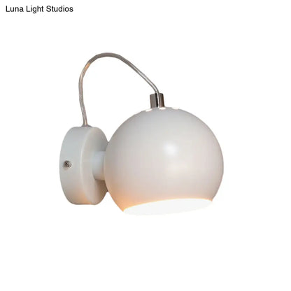 Aplique de pared ajustable blanco contemporáneo DecorBites™ para mesilla de noche - Lámpara de pared con cúpula de hierro